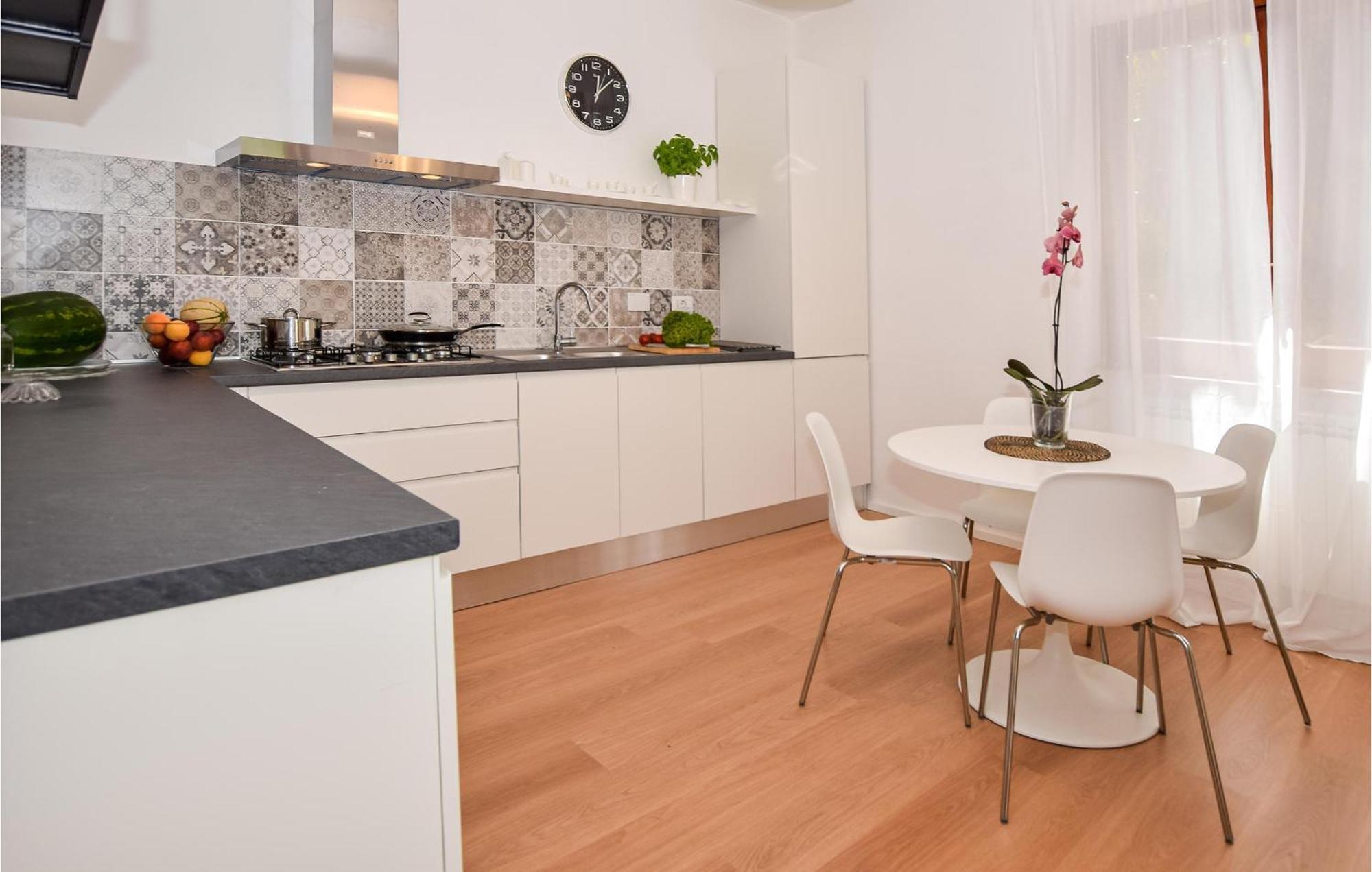 Cozy Home In Anguillara Sabazia With Kitchenette Bagian luar foto